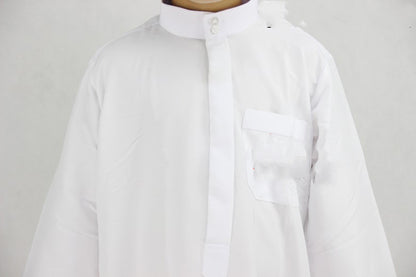 Boy´s White Thobe - Hallafa This basic white Jubba/Thobe is perfect for everyday wear and features a one-piece round curved collar with a front pocket. Crafted from cotton for a lightweight and comfortable feel. Note： 1. Please allow 2-3cm differences due to manual measurement. 2.As you know, the different computers display colors differently, the color of the actual item may vary slightly from the following images. #