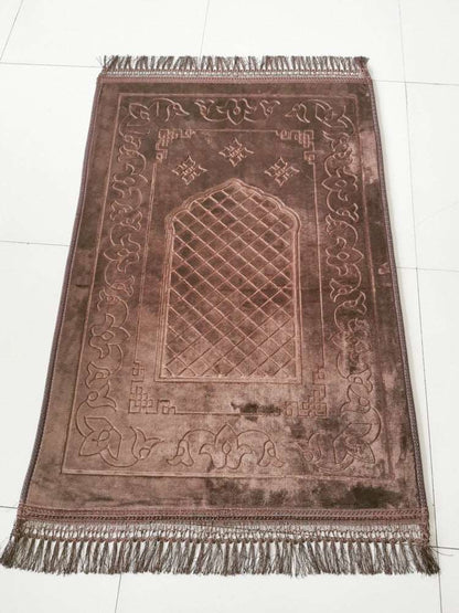 Embossed Islamic Prayer mat - Hallafa This Embossed Prayer mat measures 75 * 110CM, crafted with a woven embossed pattern and fringes on the edges. Its surface is made of luxurious flannel fabric, and the cotton bottom consists of two cozy layers. · Size: 75x110cm #